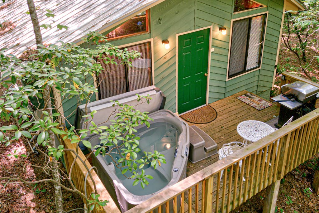Private & secluded cabin with a hot tub, WiFi, firepit, & full kitchen