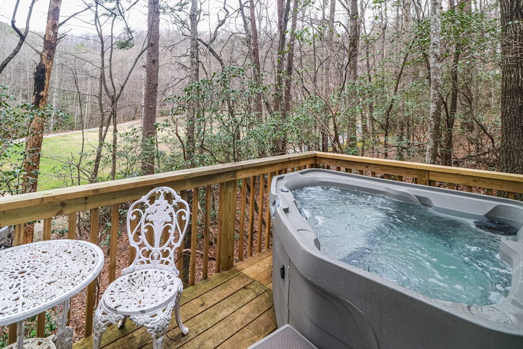 Private & secluded cabin with a hot tub, WiFi, firepit, & full kitchen