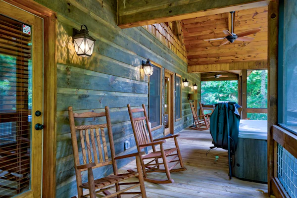Modern cabin with private hot tub, screened deck, gas fireplace, & central AC