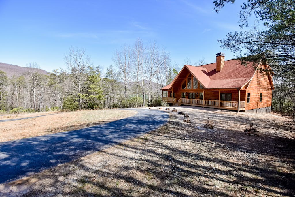 New Blue Ridge Mountain cabin with Great Views, Hot tub, Fireplace & Games