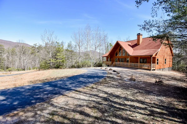 New Blue Ridge Mountain cabin with Great Views, Hot tub, Fireplace & Games
