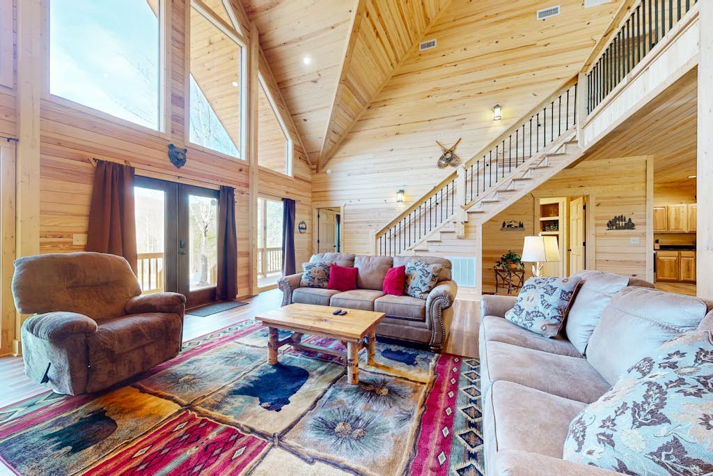 New Blue Ridge Mountain cabin with Great Views, Hot tub, Fireplace & Games