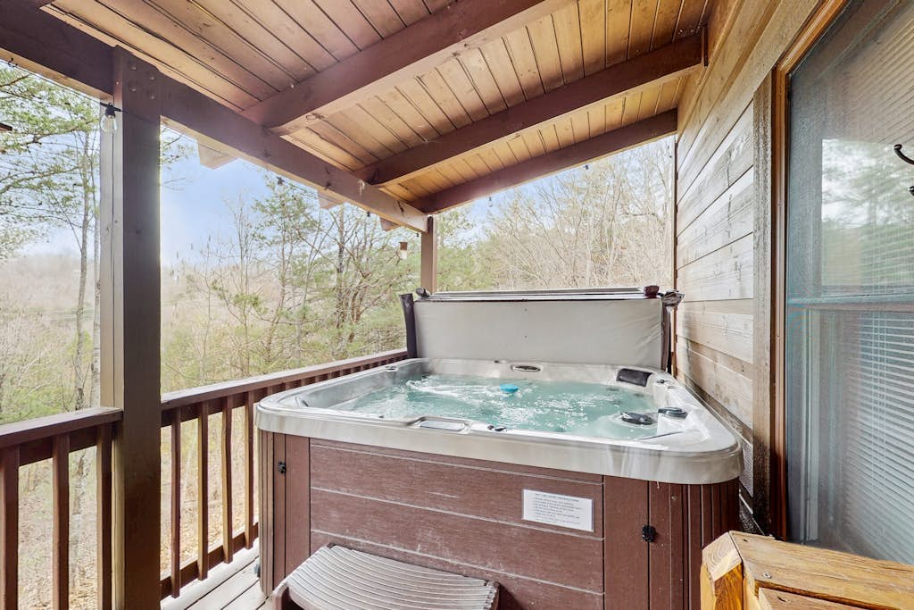 Luxury Mountain Retreat | Hot Tub, Views, Games, Fire Pit & hammock
