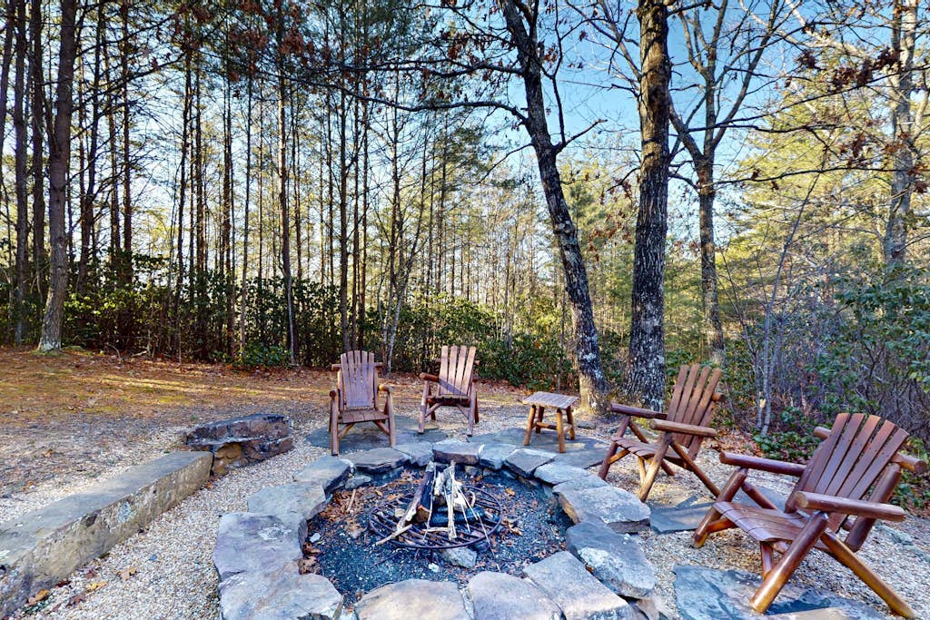 Cozy cabin with hot tub, screened porch, firepit & serene wooded seclusion