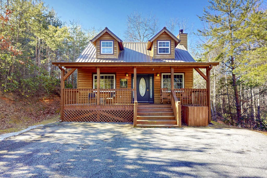 Cozy cabin with hot tub, screened porch, firepit & serene wooded seclusion