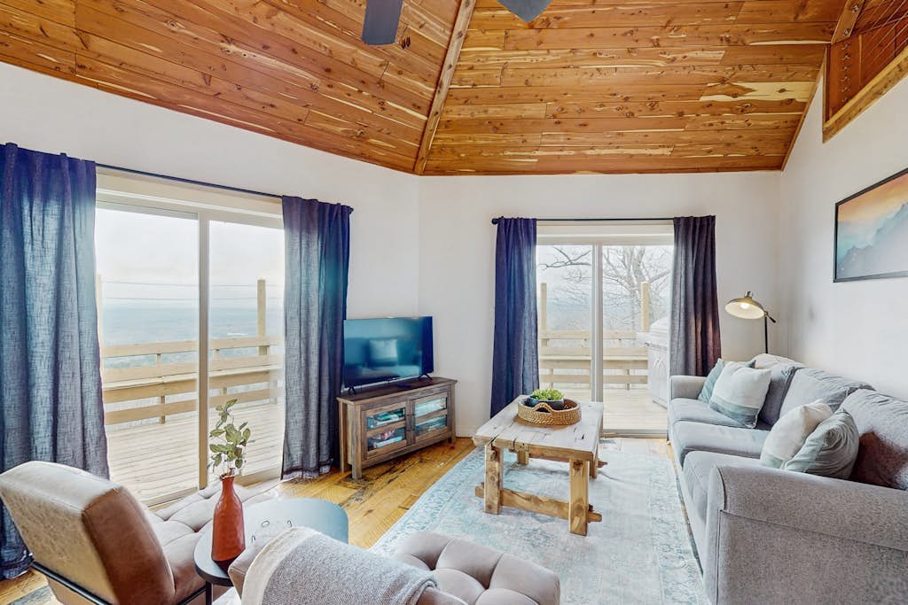 Dog-friendly home with panoramic mountain views, wifi, and outdoor patio
