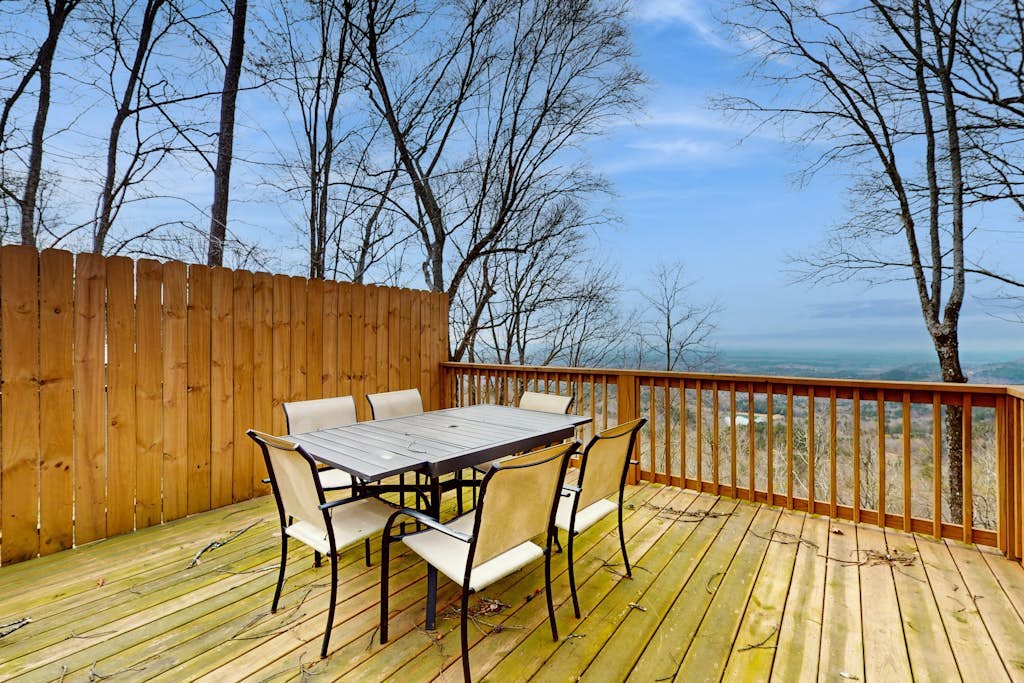 Dog-friendly home with panoramic mountain views, wifi, and outdoor patio
