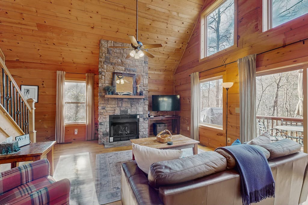 Cozy cabin with wifi, outdoor hot tub, and fire pit
