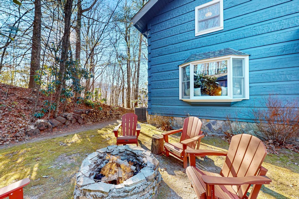 Peaceful retreat with stunning mountain views and modern amenities