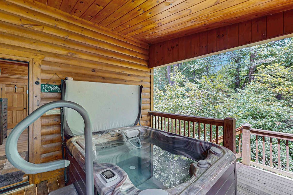 Gorgeous dog-friendly cabin w/mountain views, hot tub, sauna, pool table & more