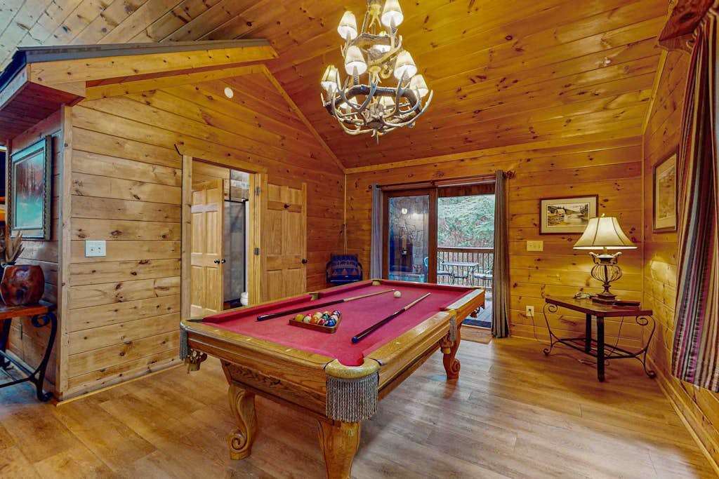 Gorgeous dog-friendly cabin w/mountain views, hot tub, sauna, pool table & more