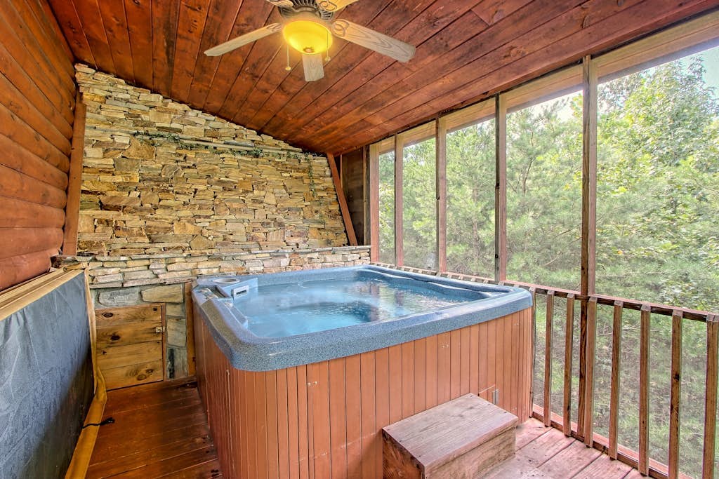 Great mountain view, hot tub, air hockey, outdoor waterfall