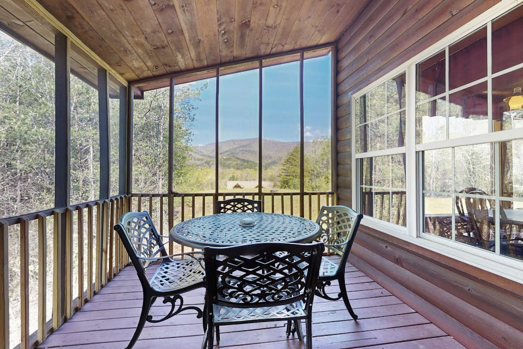 Great mountain view, hot tub, air hockey, outdoor waterfall
