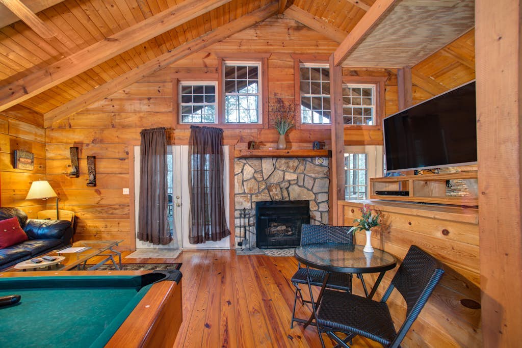 Cozy Dog-Friendly Studio Cabin with Hot Tub, Jetted Tub, Fireplace & WiFi