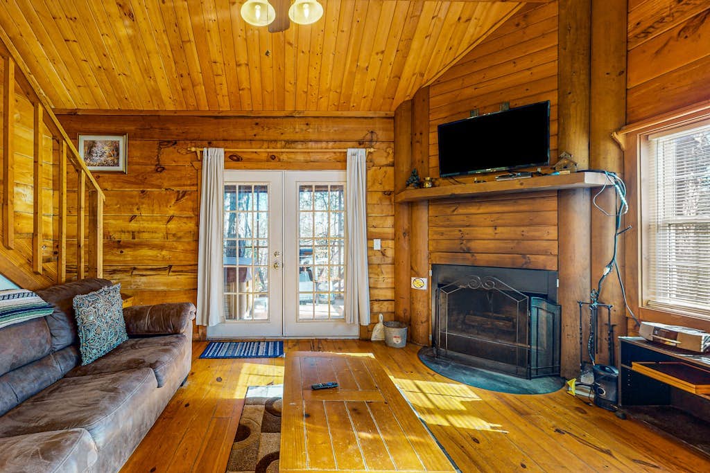 Romantic & Dog-Friendly Log Cabin in the Woods with Private Hot Tub