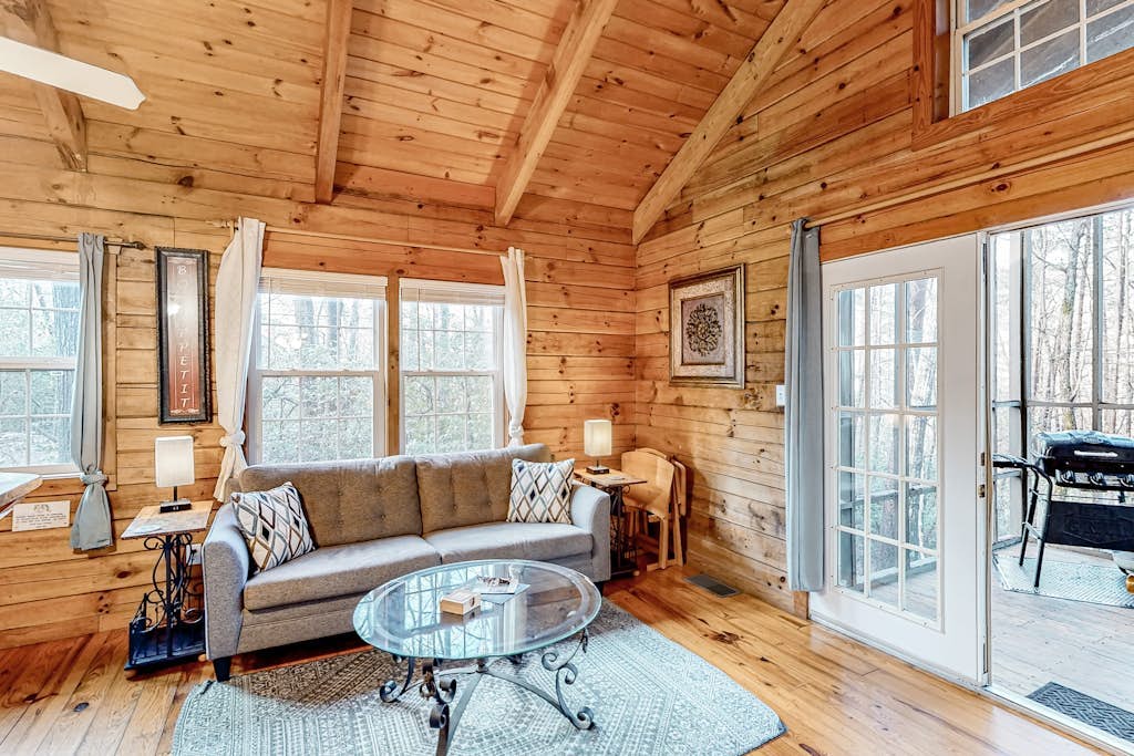 Romantic Dog-Friendly Woodland Cabin w/ Private Hot Tub - New Kitchen