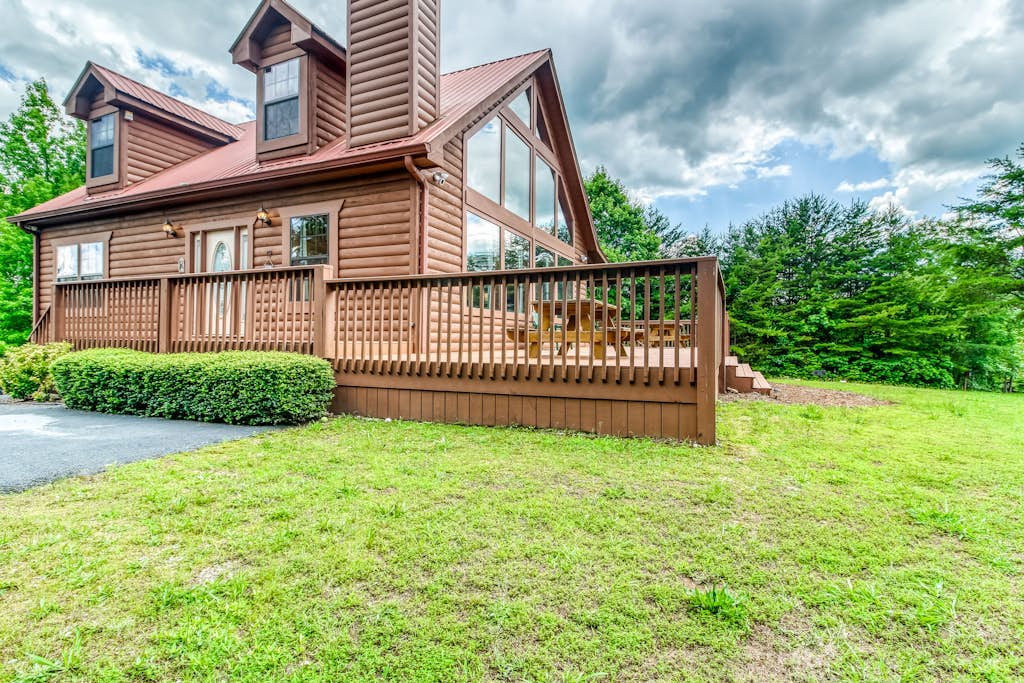 Secluded cabin with incredible mountain views, private grill & deck