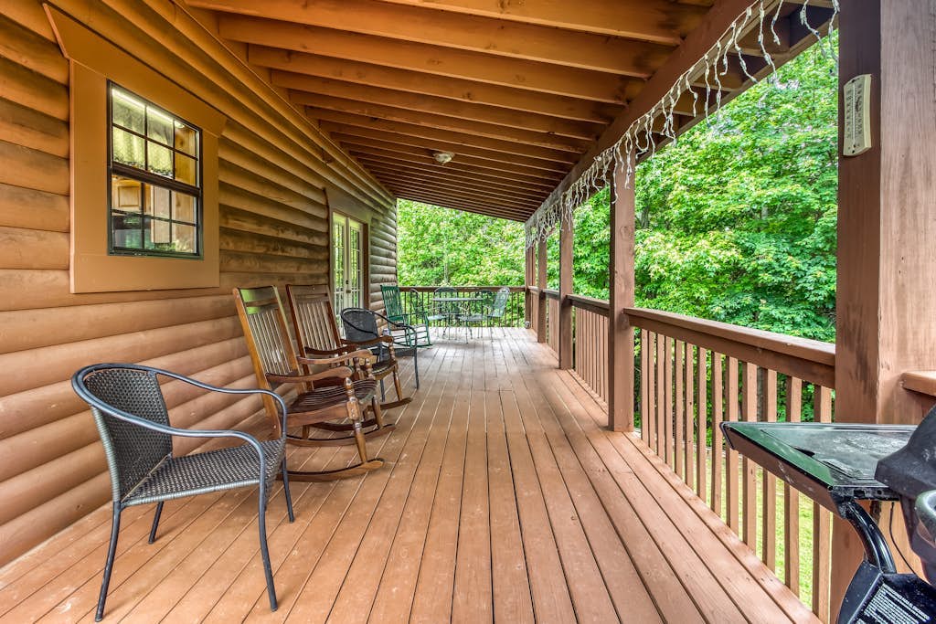 Secluded cabin with incredible mountain views, private grill & deck