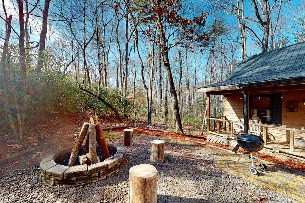 Dog-friendly cabin with private hot tub, wood fireplace, firepit, & washer/dryer