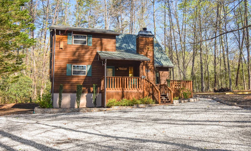 Classic cabin with huge backyard firepit & enclosed porch - snowbird-friendly
