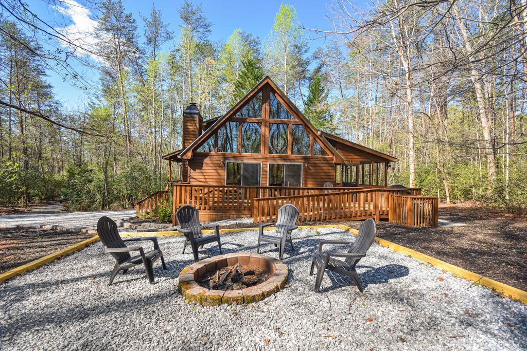 Classic cabin with huge backyard firepit & enclosed porch - snowbird-friendly