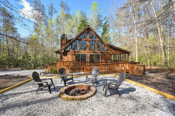 Classic cabin with huge backyard firepit & enclosed porch - snowbird-friendly