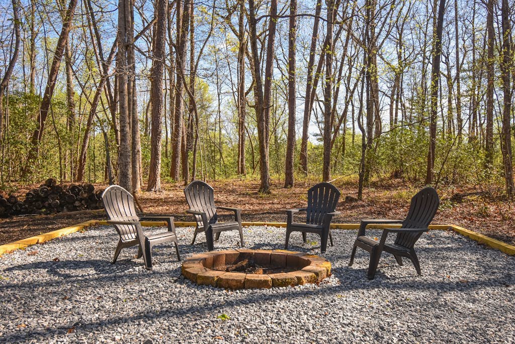 Classic cabin with huge backyard firepit & enclosed porch - snowbird-friendly