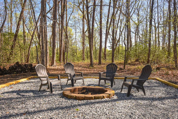Classic cabin with huge backyard firepit & enclosed porch - snowbird-friendly