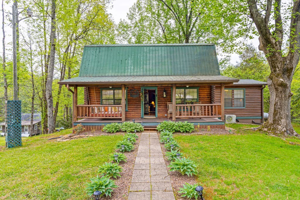 Rustic retreat with mountain views, hot tub, grill, fireplace, central AC, & W/D