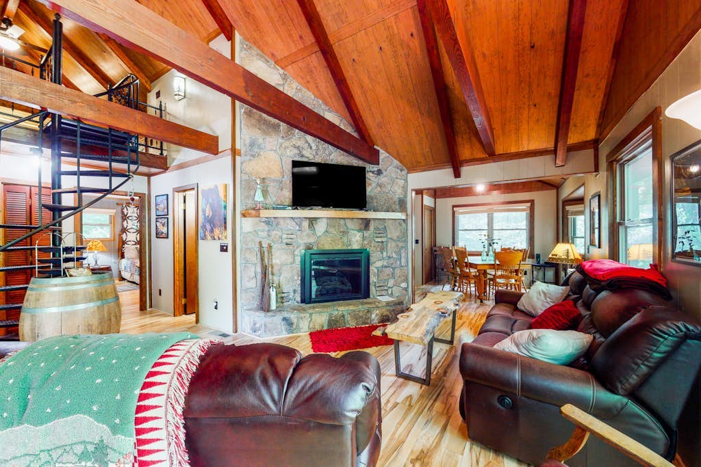 Creekside mountain cabin with firepit, deck, grill, Ping-Pong, and fireplace