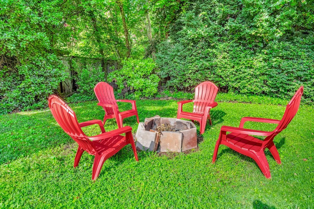 Cozy Midtown retreat with skyline views, private yard, deck, firepit, & W/D