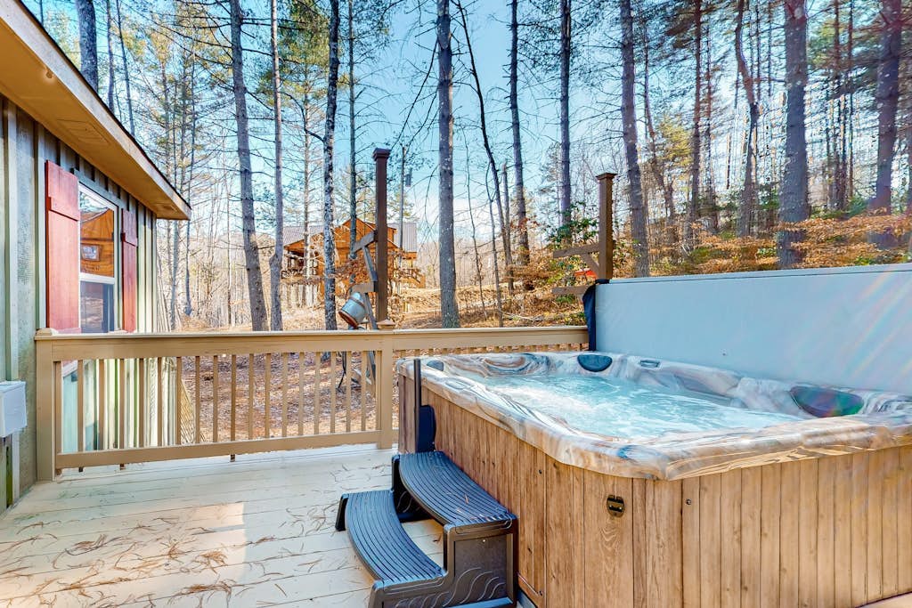 Serene retreat with a hot tub, firepit, washer/dryer & seasonal mountain views