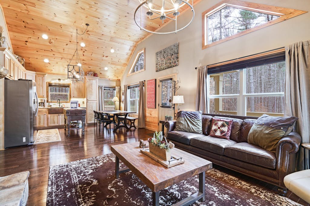 Serene retreat with a hot tub, firepit, washer/dryer & seasonal mountain views