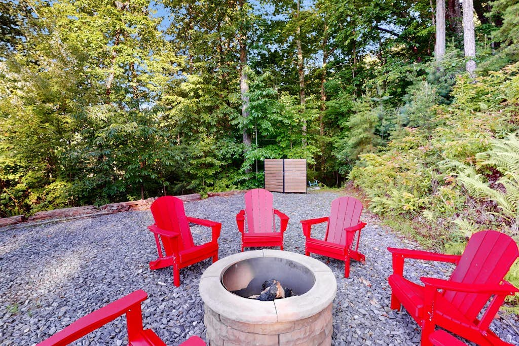 2BR Mountain chalet with loft, views & deck