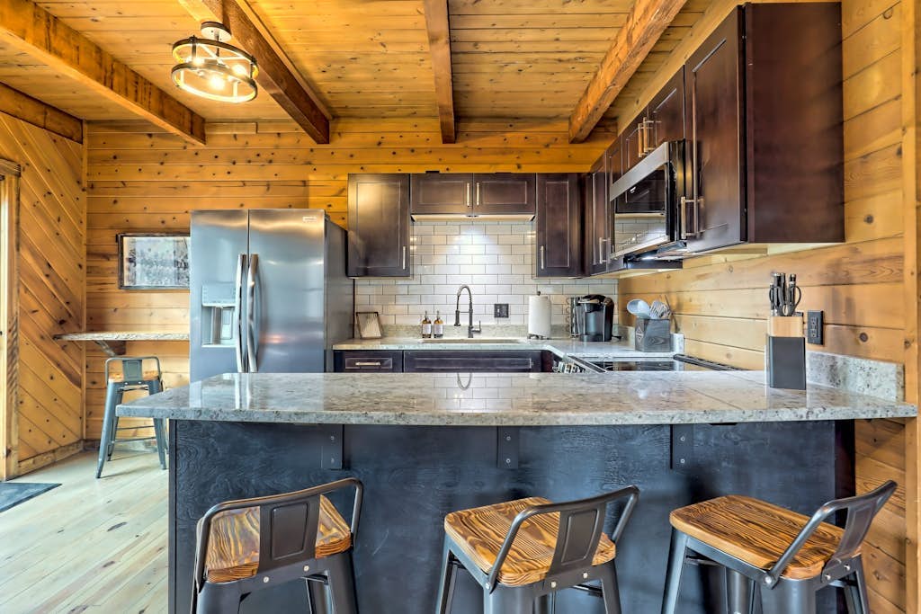The Industrial | New woodland cabin in Blairsville with great deck & fireplace