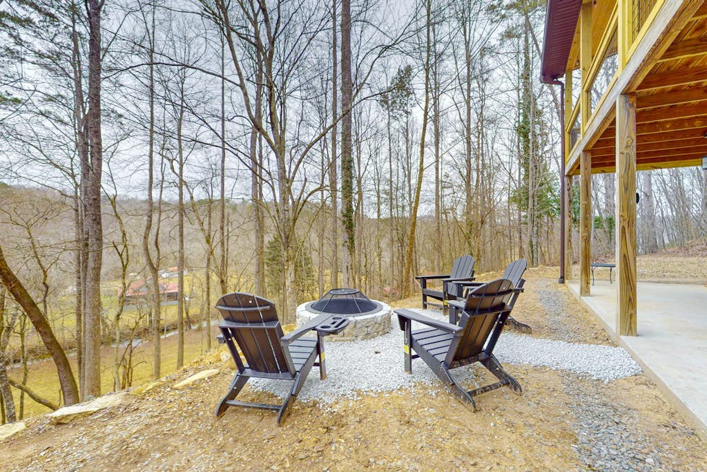 Modern cabin with stunning mountain views & dog-friendly