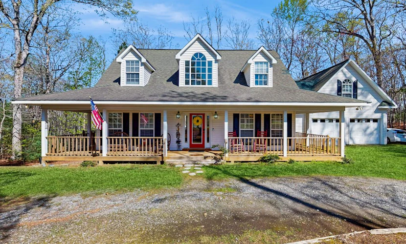 Charming family home with screened porch, game room and lake access nearby