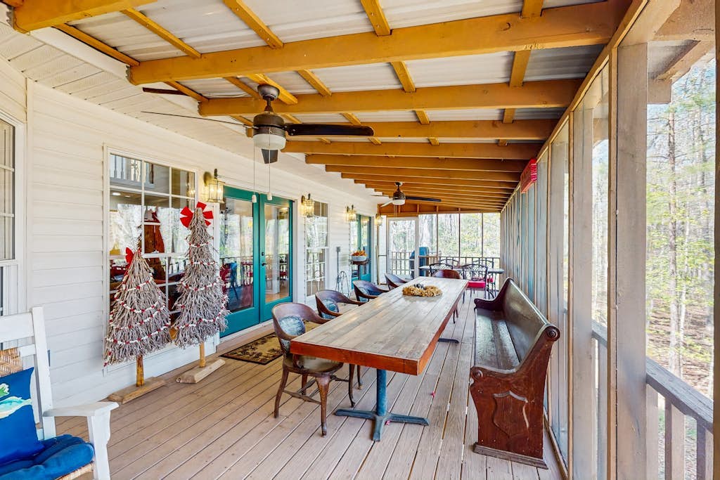 Charming family home with screened porch, game room and lake access nearby
