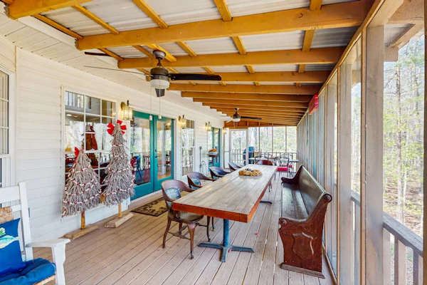 Charming family home with screened porch, game room and lake access nearby