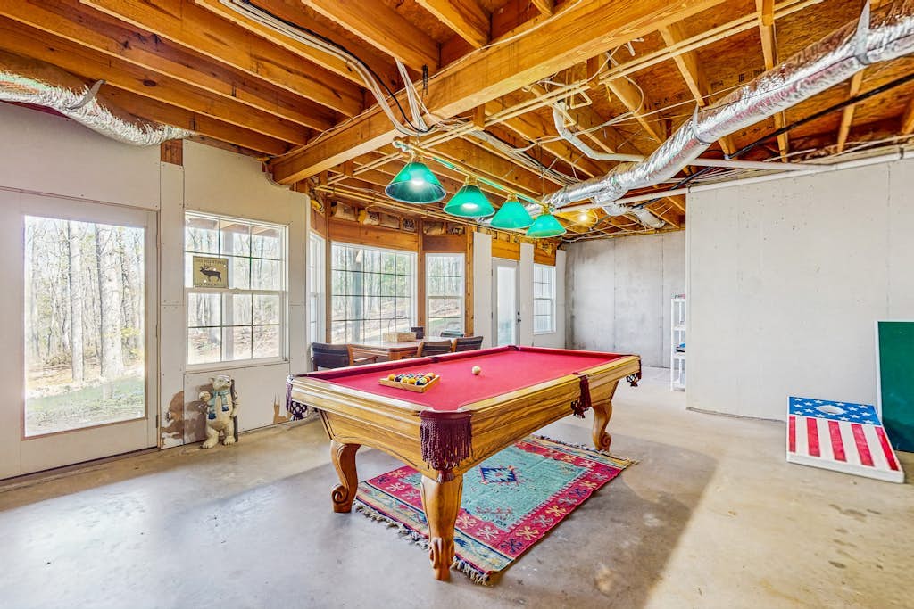 Charming family home with screened porch, game room and lake access nearby