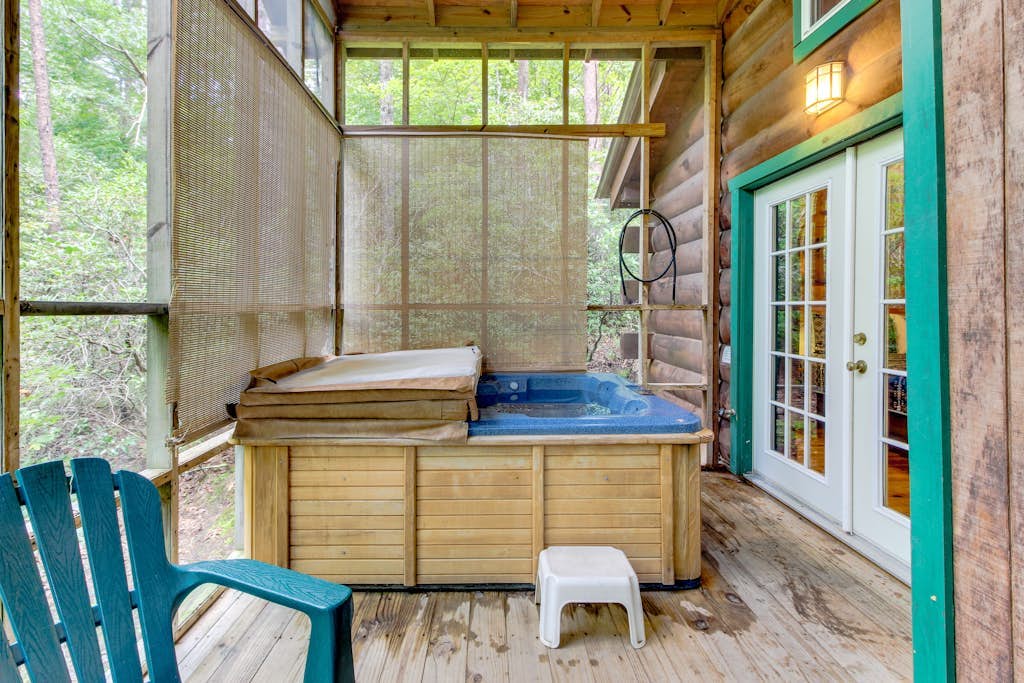 Cozy dog-friendly cabin w/private hot tub, jetted tub & great screened-in deck