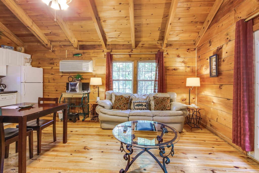 Cozy dog-friendly cabin w/private hot tub, jetted tub & great screened-in deck