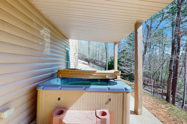 Spacious & dog-friendly, private hot tub, pool table, mini bar & large backyard