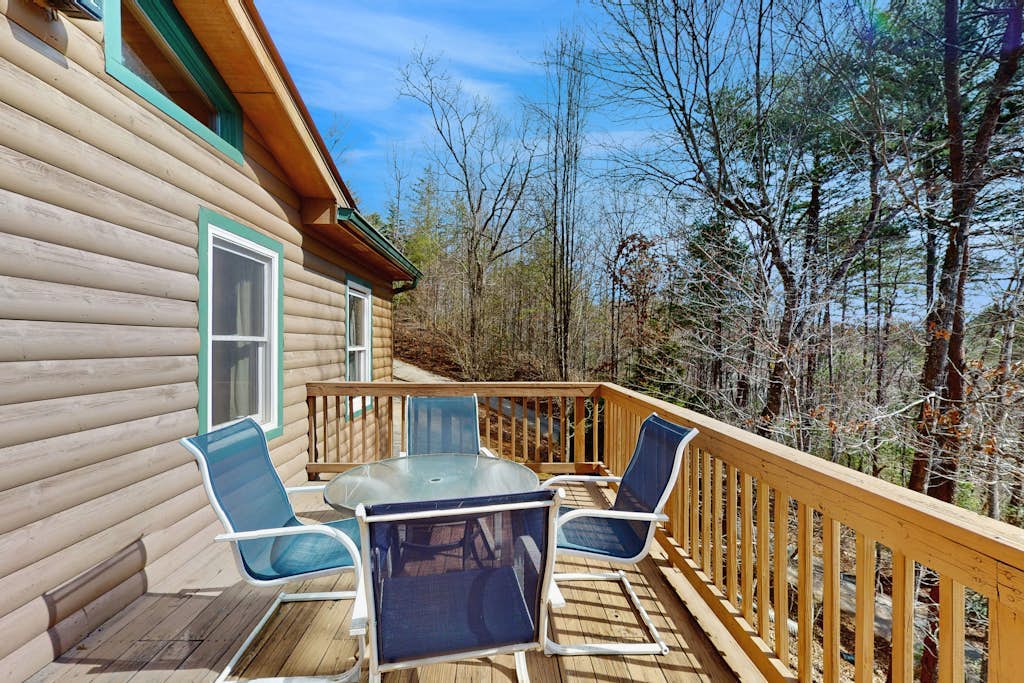 Spacious & dog-friendly, private hot tub, pool table, mini bar & large backyard