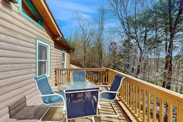 Spacious & dog-friendly, private hot tub, pool table, mini bar & large backyard