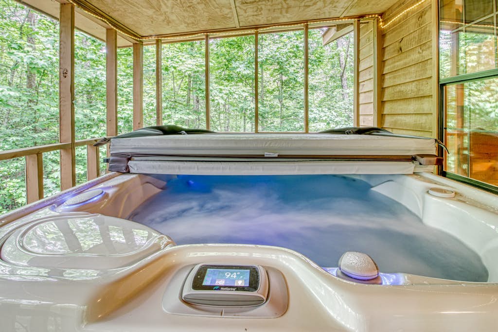 Adorable cabin w/ a hot tub, air hockey, & firepit Close to state park