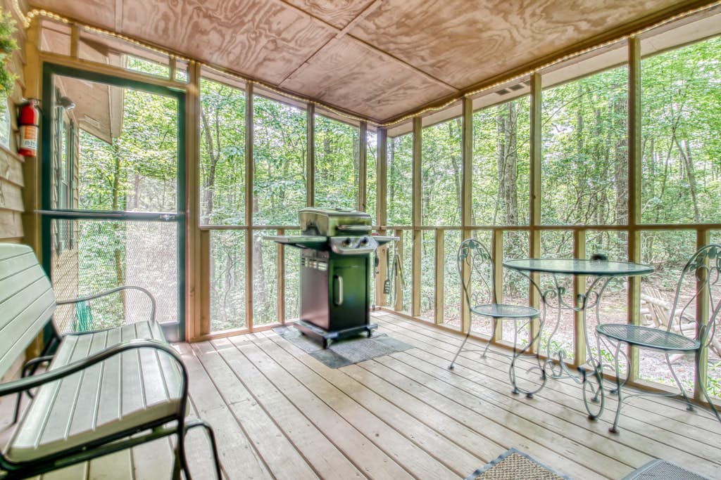 Adorable cabin w/ a hot tub, air hockey, & firepit Close to state park