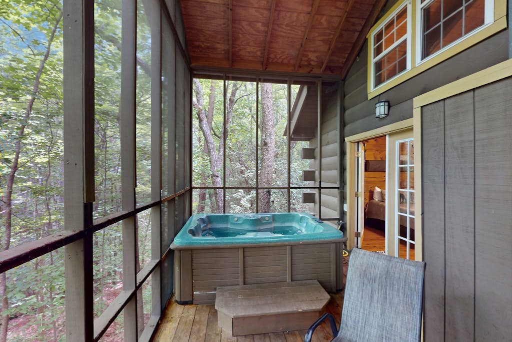 Secluded dog-friendly cabin with screen deck, hot tub & fireplace