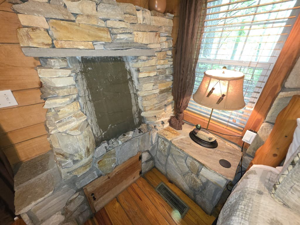 Dog-friendly log cabin with private hot tub & in-room Jacuzzi