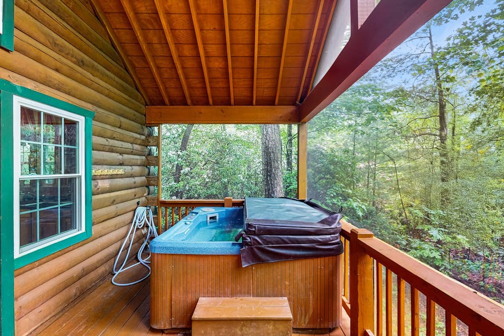 Spacious Mountain Cabin with  Deck, Hot Tub & WiFi - Dogs OK